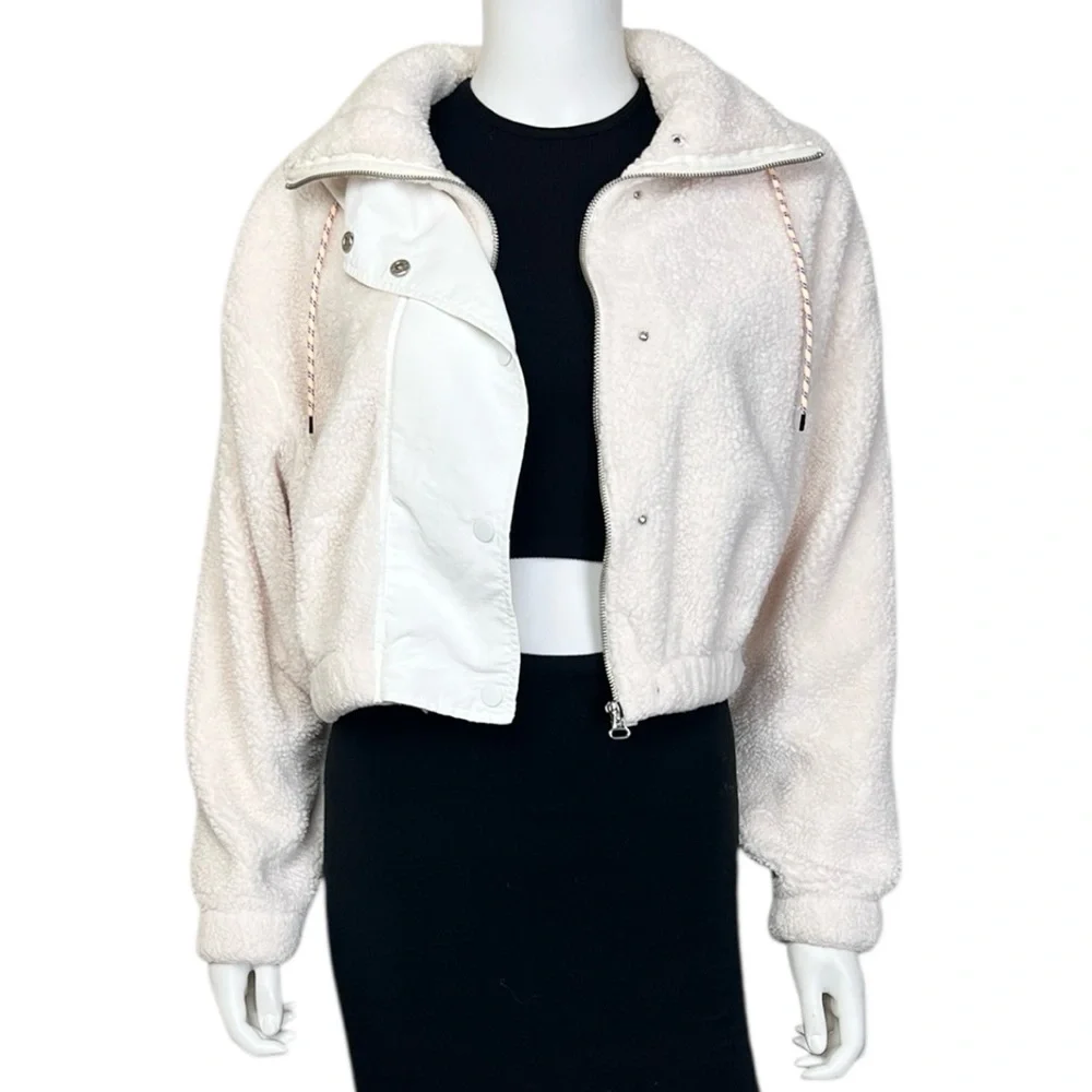 UO Teddy Fleece Cropped Jacket in Ivory - sz Medium